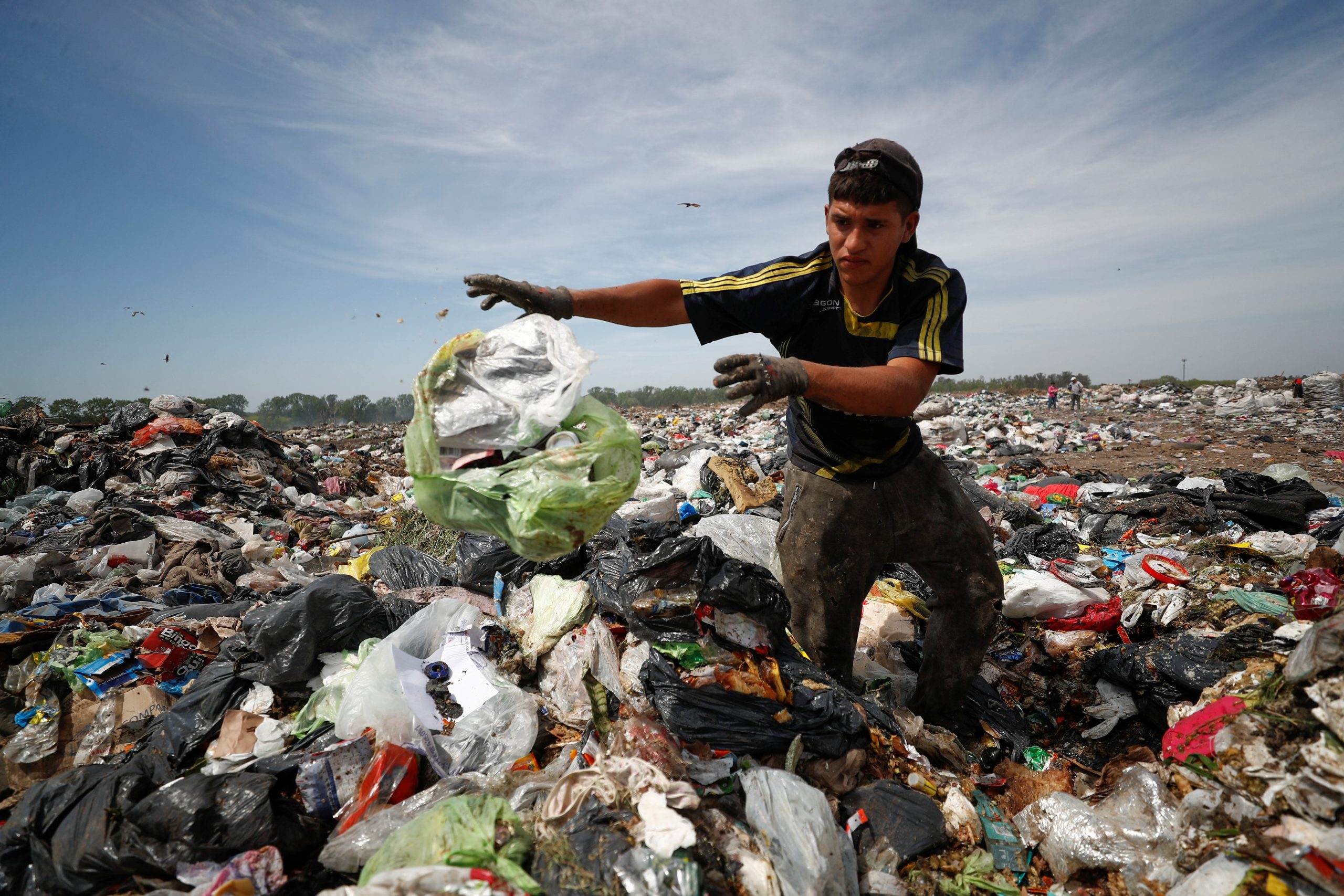 Argentinos sofrem com inflação de 100% e se voltam aos lixões para sobreviver