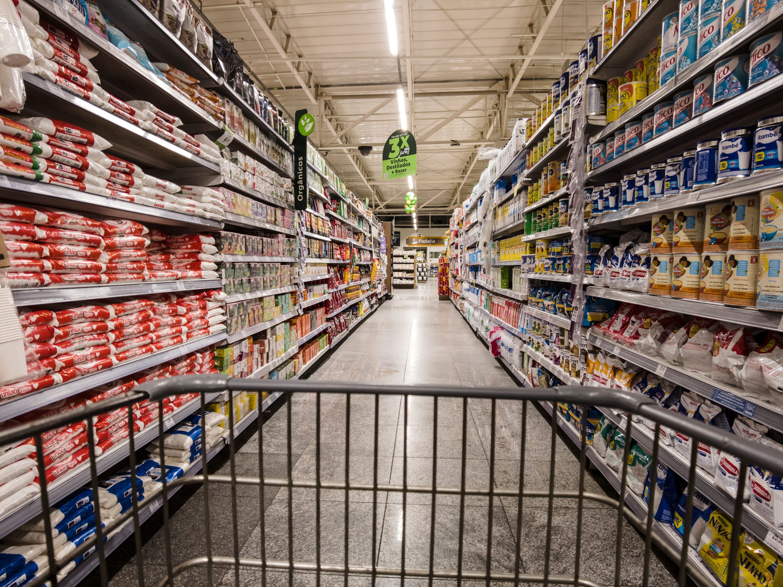 Novos rótulos de embalagens de alimentos entram em vigor no próximo domingo