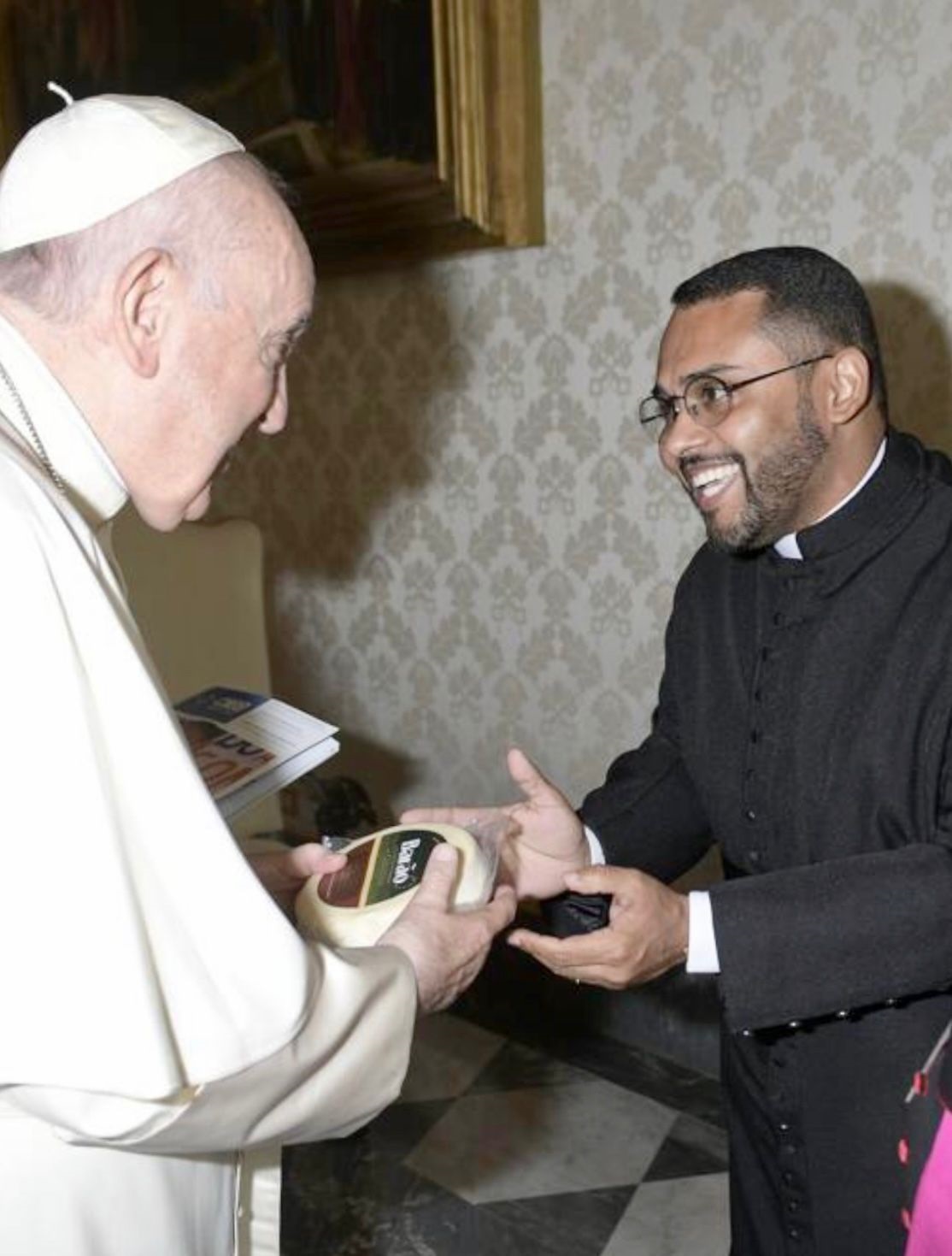 Papa Francisco é presenteado com Queijo Minas Artesanal campeão na ExpoQueijo