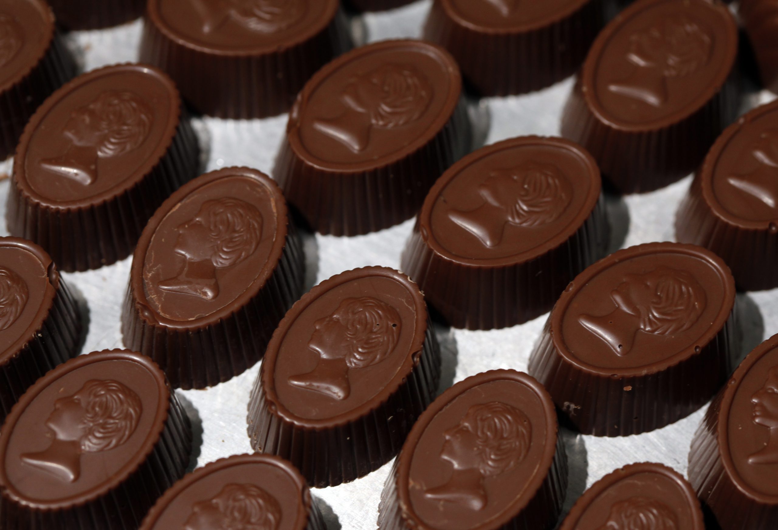 Popularização do Halloween aumenta produção de doces