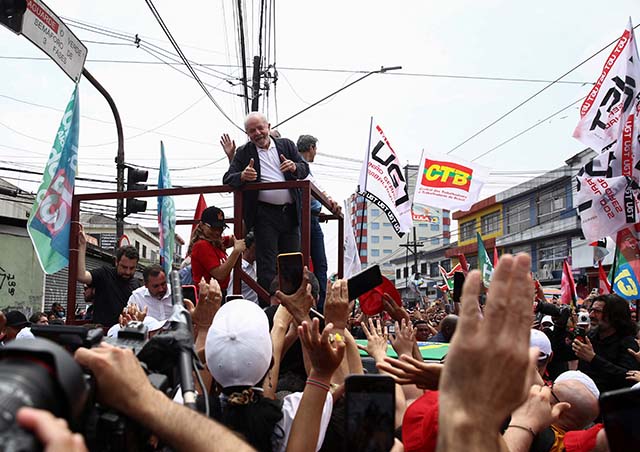 Lula mantém 54% das intenções para votos válidos