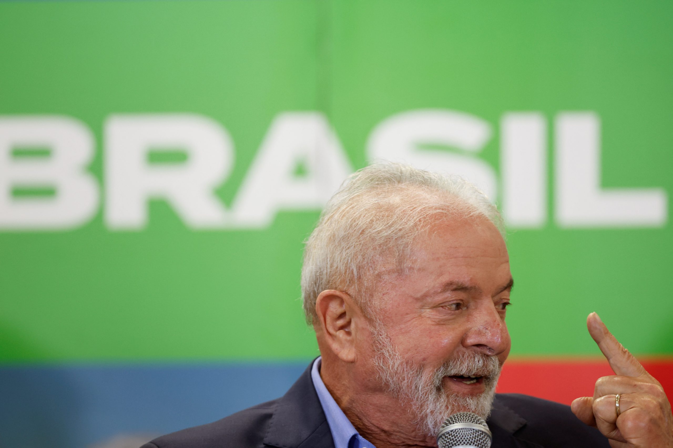 Lula larga com 51% de intenções de voto