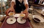 Garçonete serve café em balcão