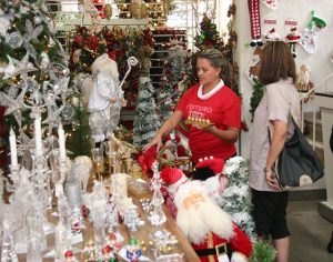 Pessoas vendo artigos de Natal