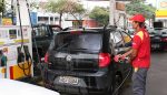 Frentista abastece carro em posto
