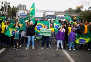 Grupo de manifestantes à favor do ex-presidente Jair Bolsonaro