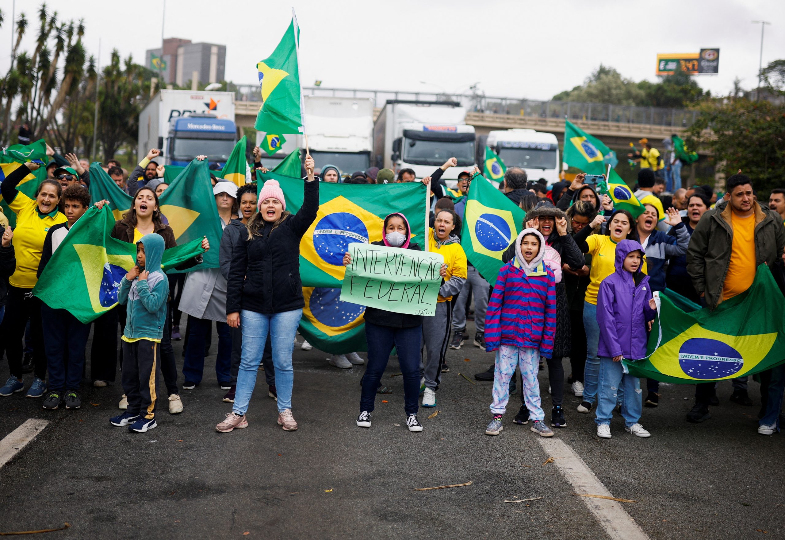 Cai para seis o número de estados com rodovias bloqueadas