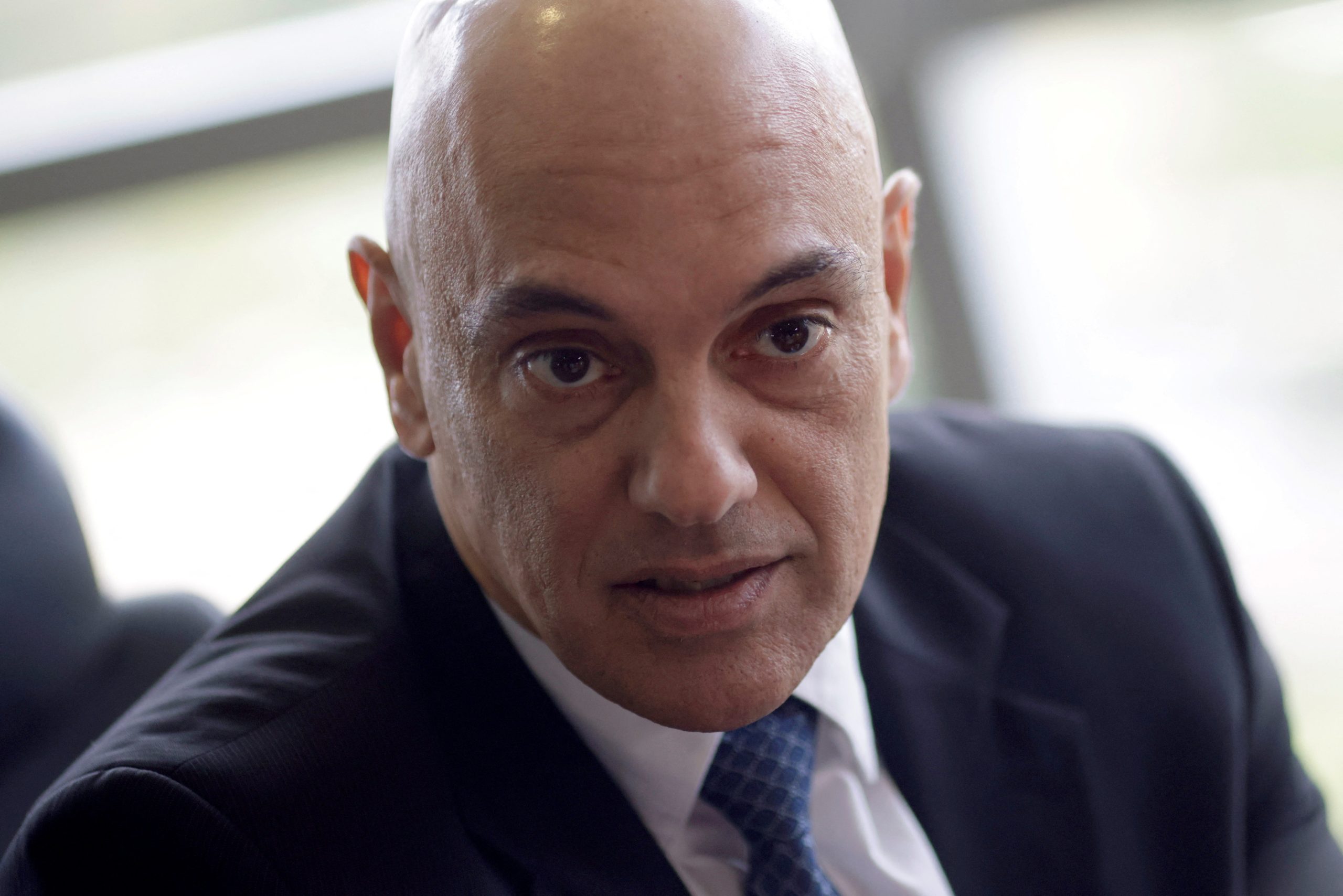 Moraes amplia ordem para desobstruir vias públicas e define multa de R$ 100 mil