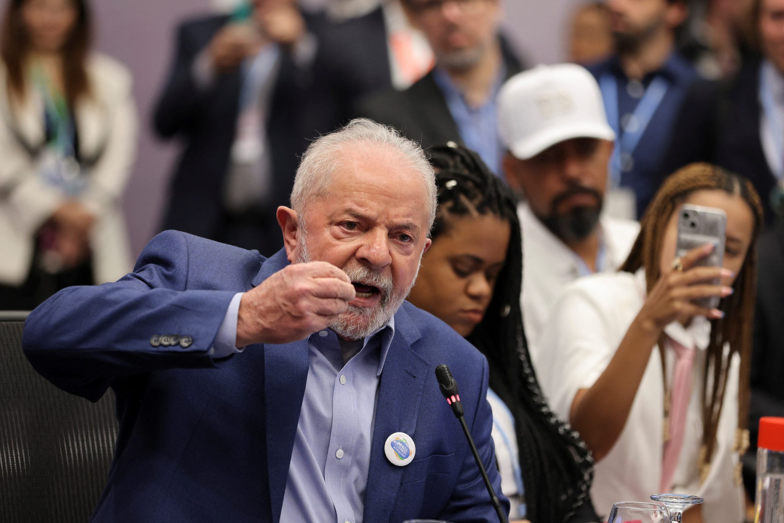 Dólar supera R$ 5,50 com proposta de gasto extra-teto e falas de Lula ao mercado