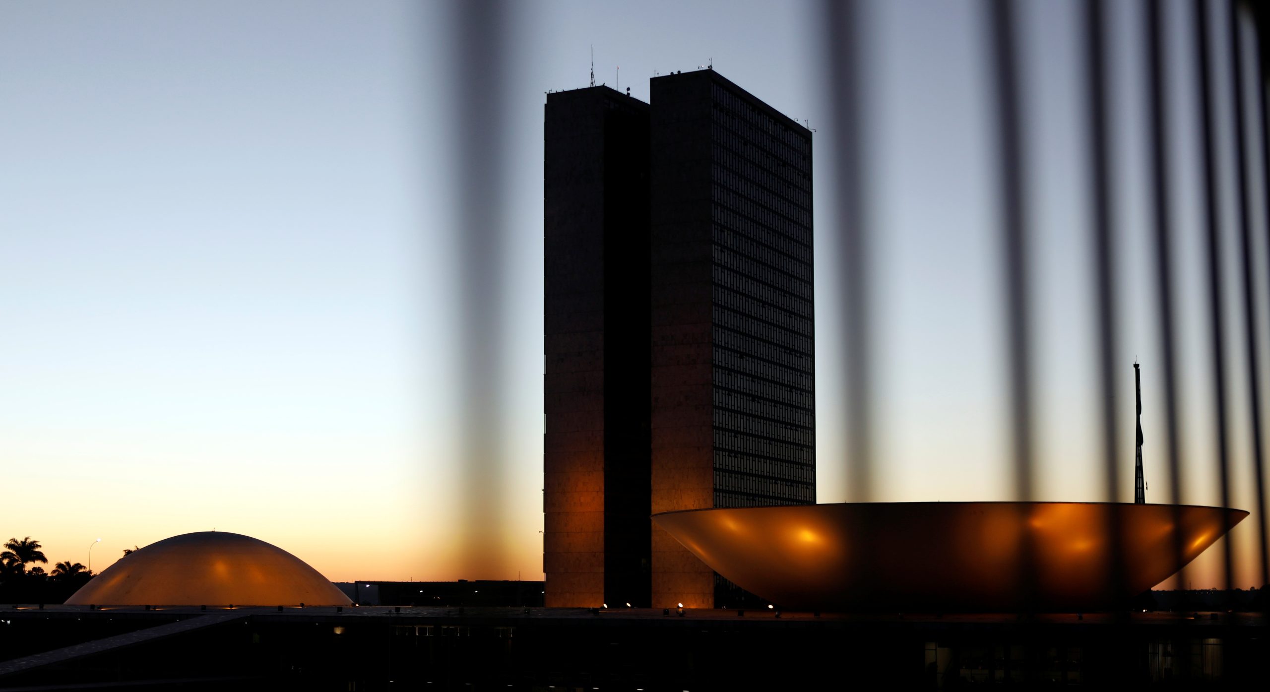 EDITORIAL | Quem pensa no Brasil?