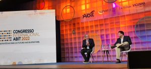 Dois homens em apresentação do Congresso da Abit