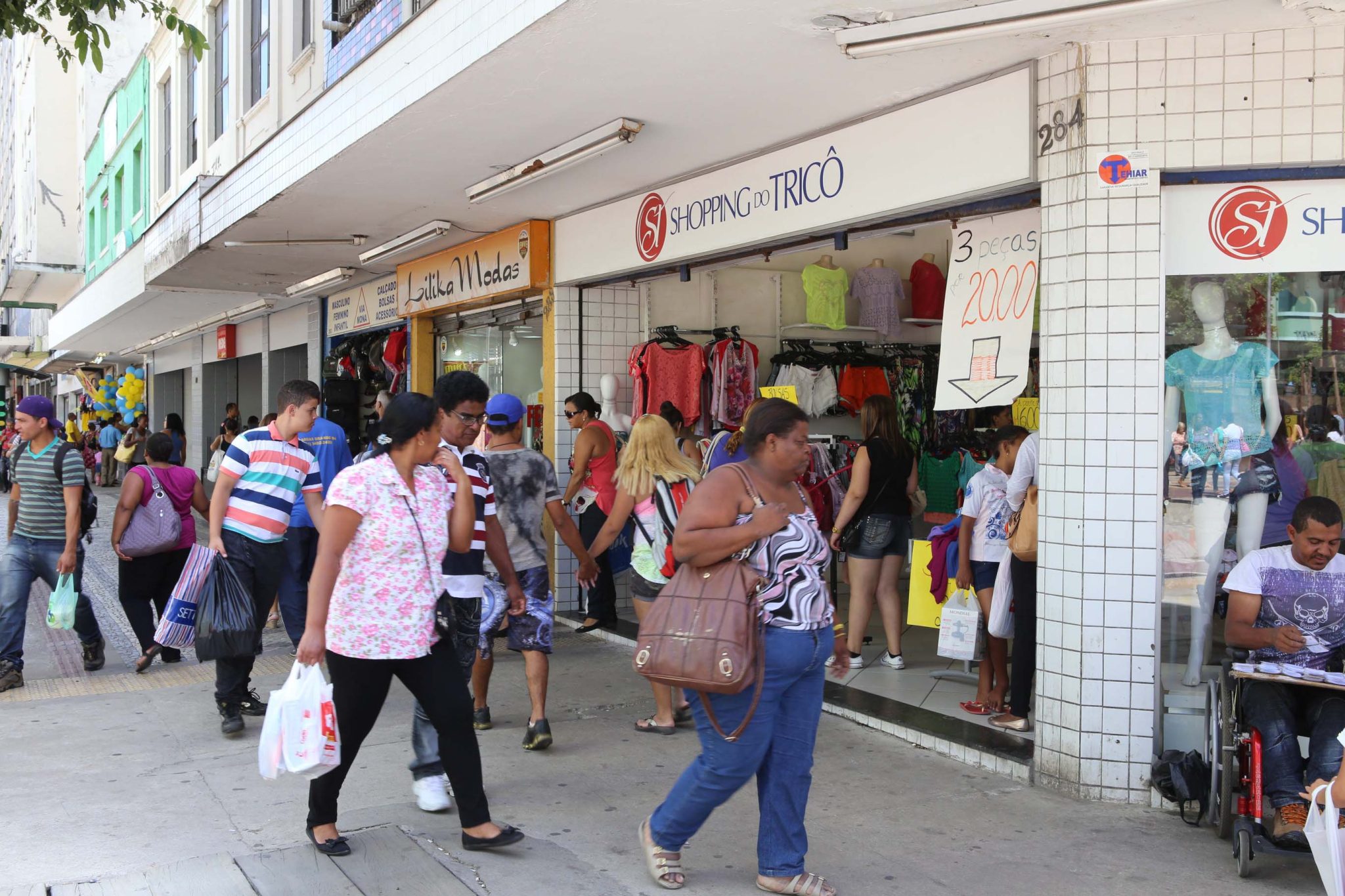 Pessoas caminham pelas ruas de BH