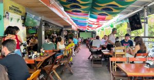 Bar com bandeiras do Brasil