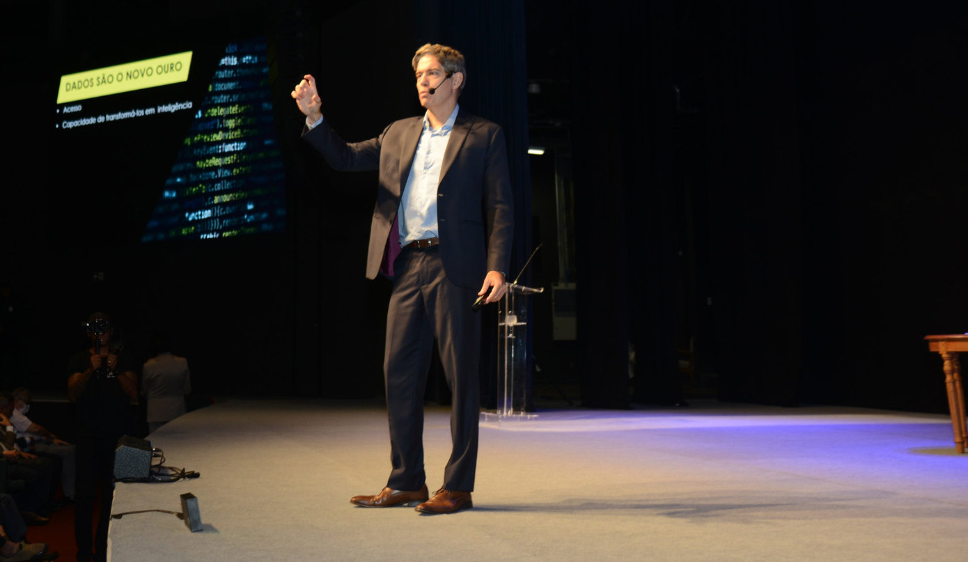 Ricardo Amorim vê responsabilidade fiscal como crucial para avanço social do Brasil