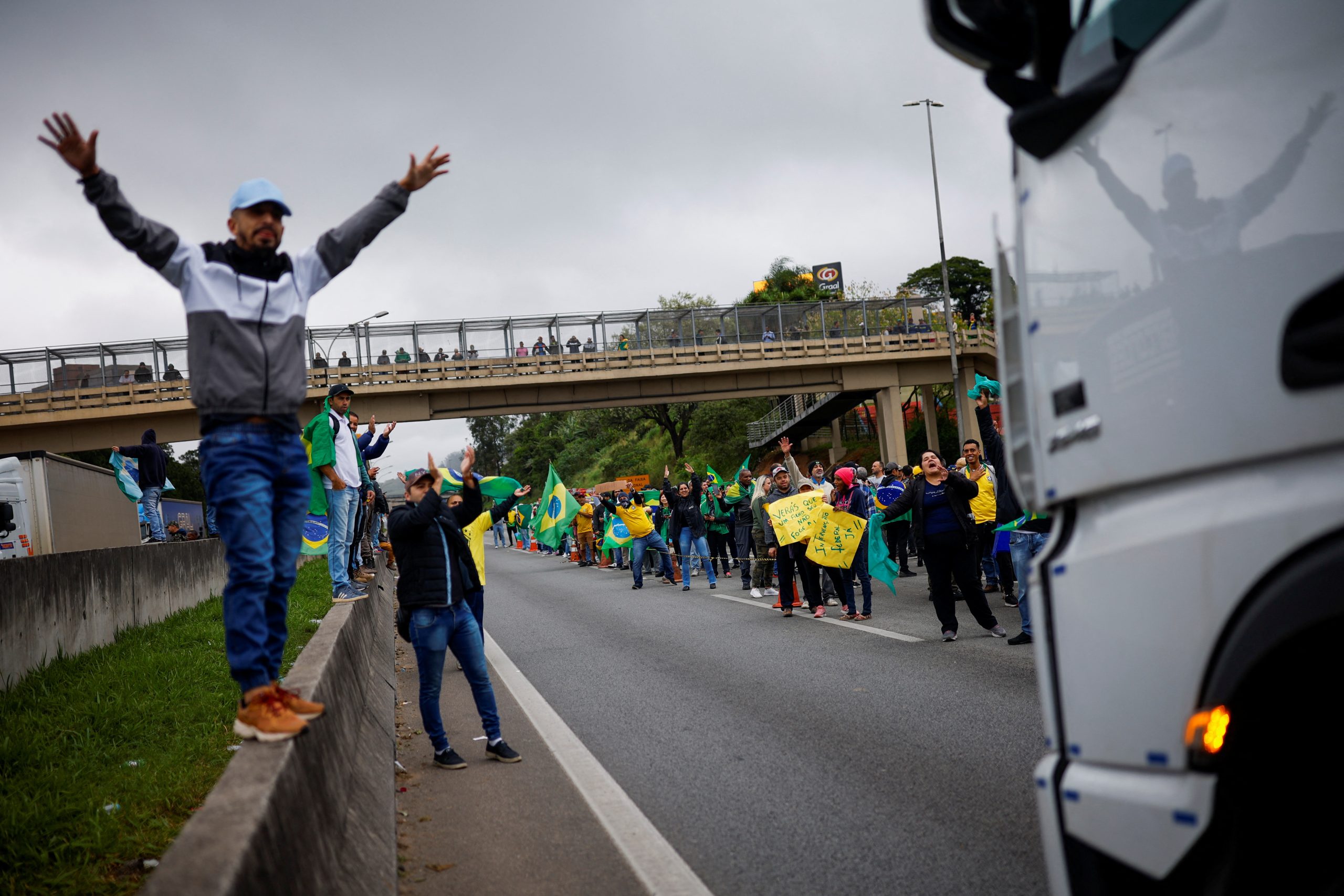 Bloqueios continuam em rodovias de 11 Estados