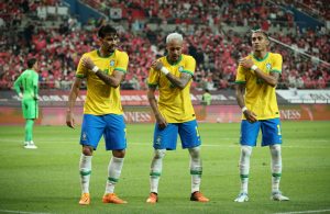 Lucas Paquetá, Neymar e Raphinha comemoram gol marcado pela seleção brasileira durante amistoso contra a Coreia do Sul