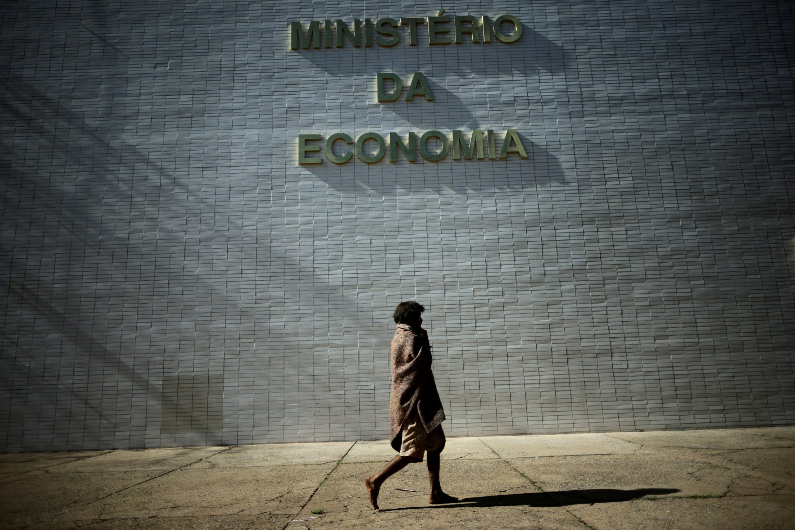 Governo remaneja R$ 3,3 bilhões para liberar gastos de ministérios