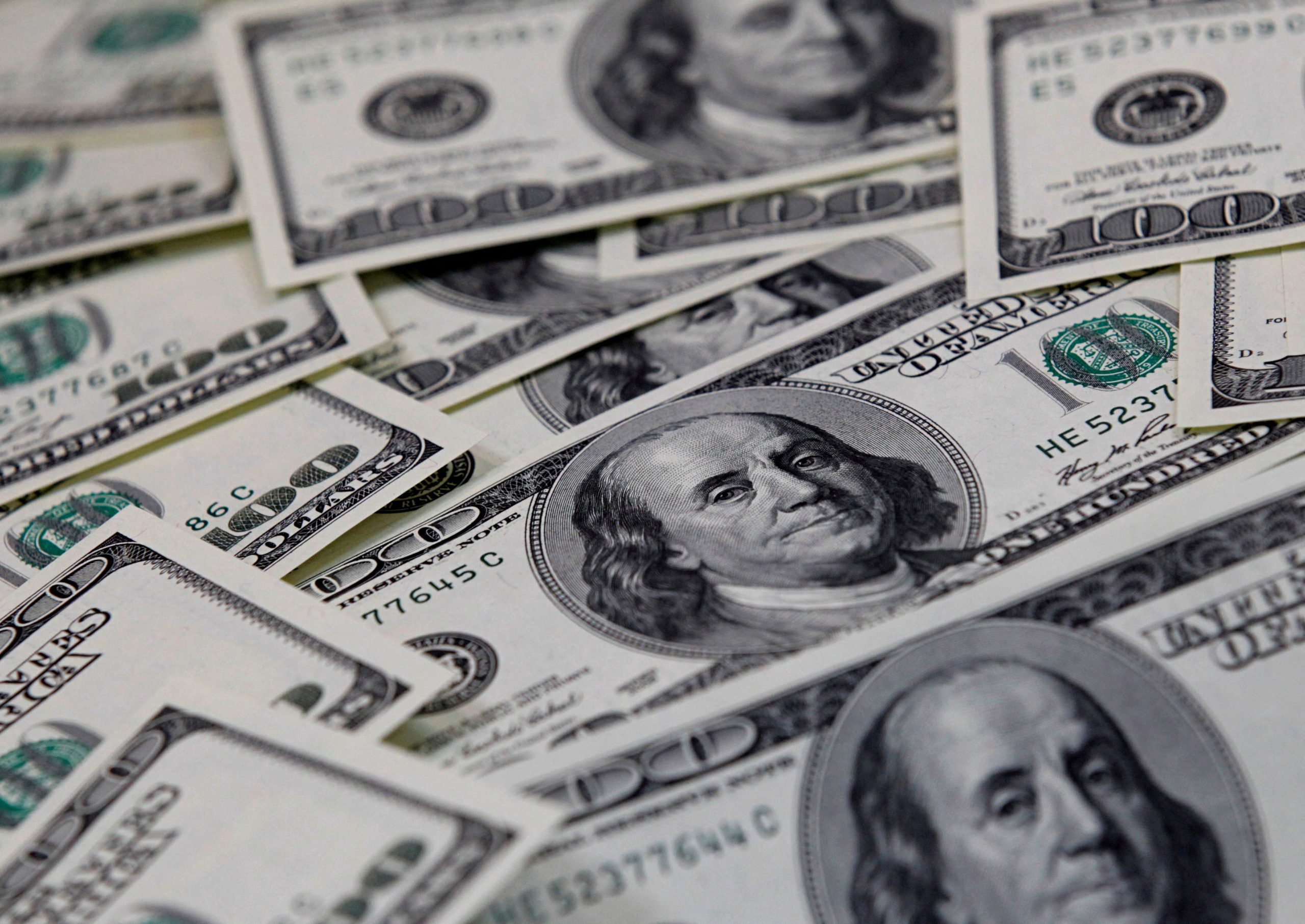 Economistas preveem aumento maior na Selic e dólar perto de R$ 6