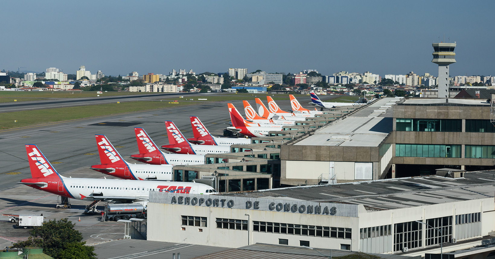 Pilotos e comissários rejeitam proposta e mantêm greve
