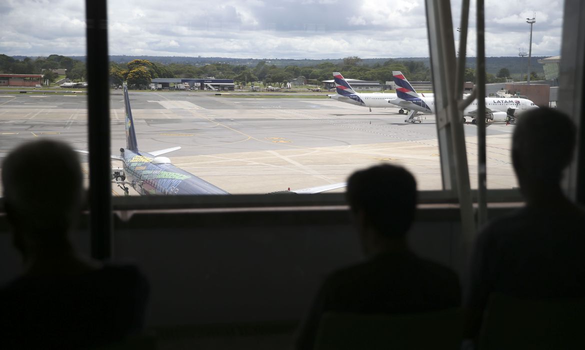 Aeronautas suspendem greve até domingo para analisar nova proposta de cias aéreas