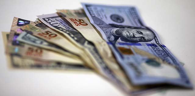 Dólar despenca abaixo de R$ 6 com falta de medidas concretas na política tarifária dos EUA