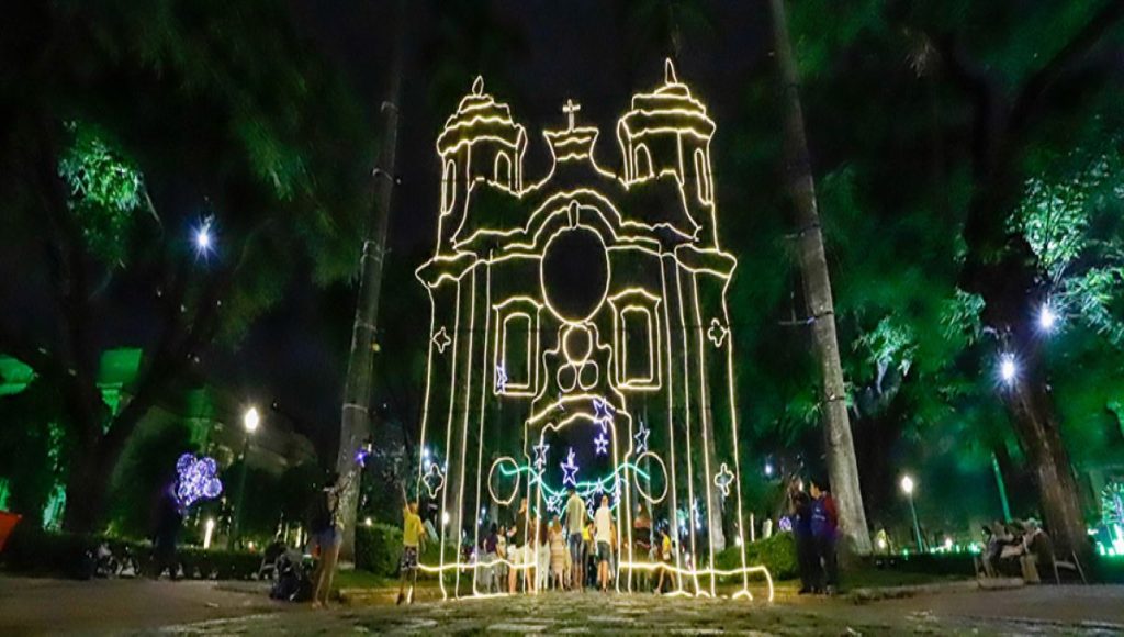 projeção de igreja na iluminação de Natal da Praça da Liberdade