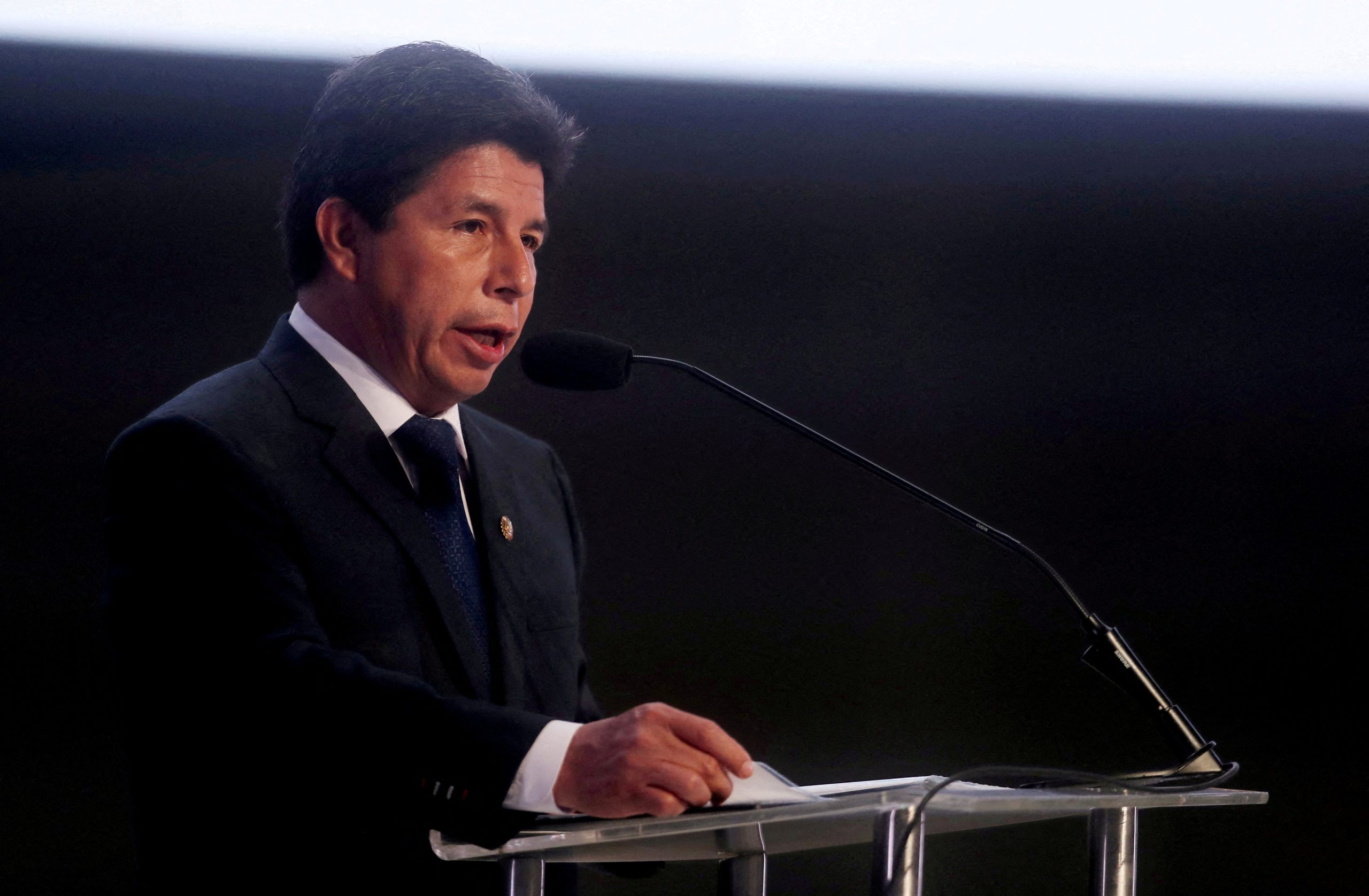 Congresso do Peru aprova impeachment de presidente Castillo