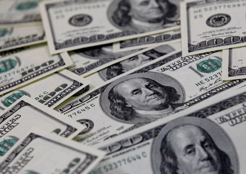 Dólar cai após BC vender US$7 bi e Senado aprovar pacote fiscal