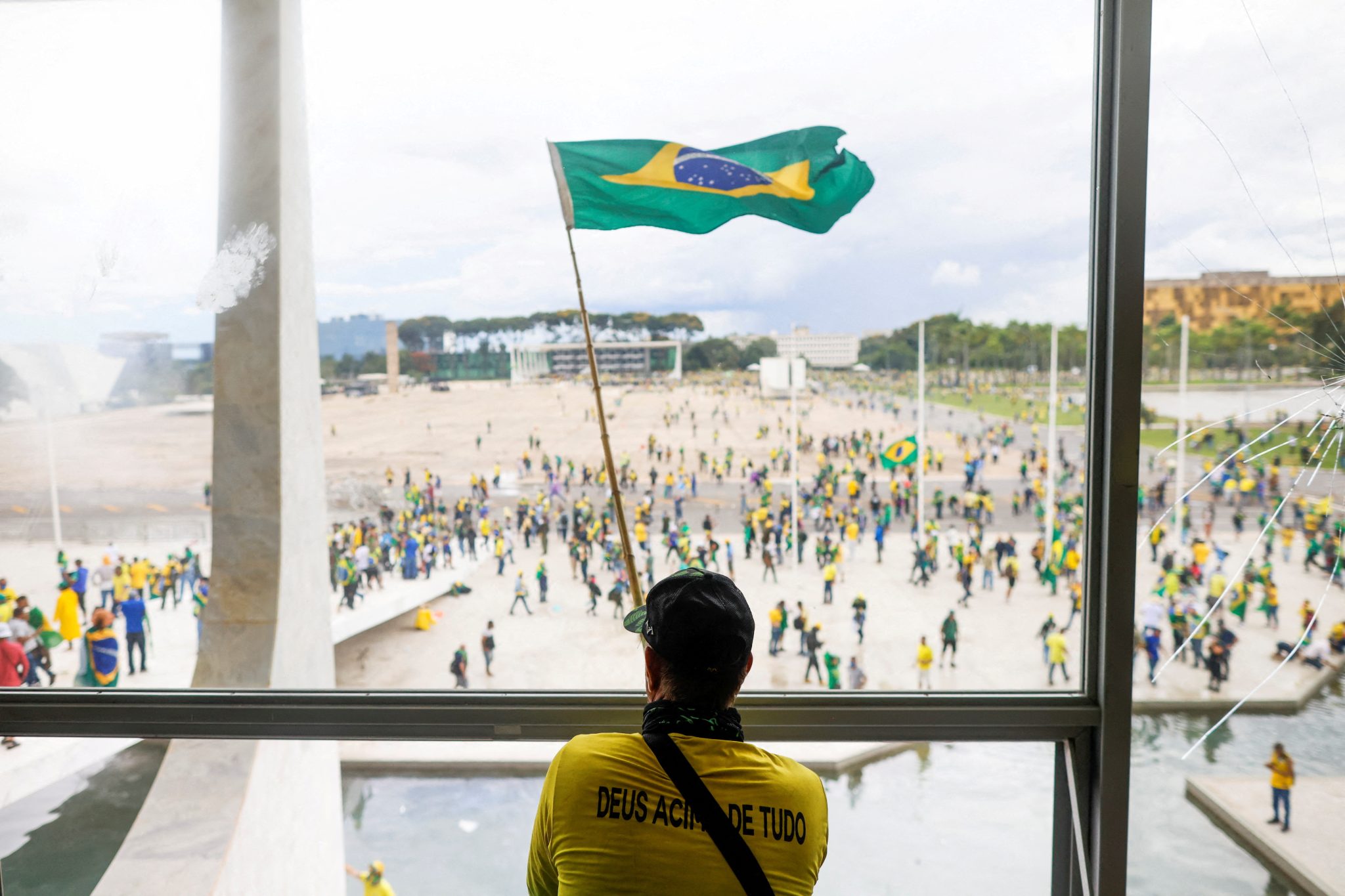 Manifestantes invadem Planalto em Brasília