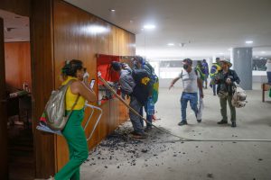 A sala dos ministros do STF também foi destruída. principalmente o local onde fica Alexandre de Moraes
