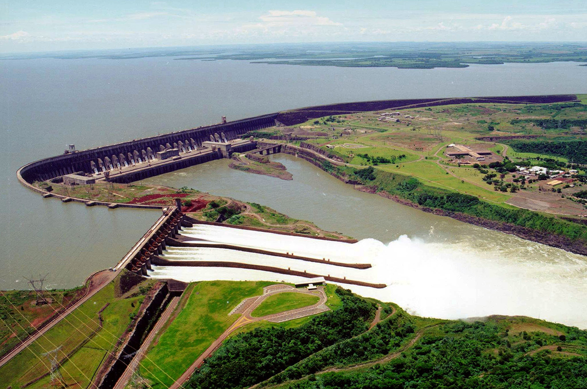 Com reservatórios cheios, hidrelétricas do Brasil abrem suas comportas