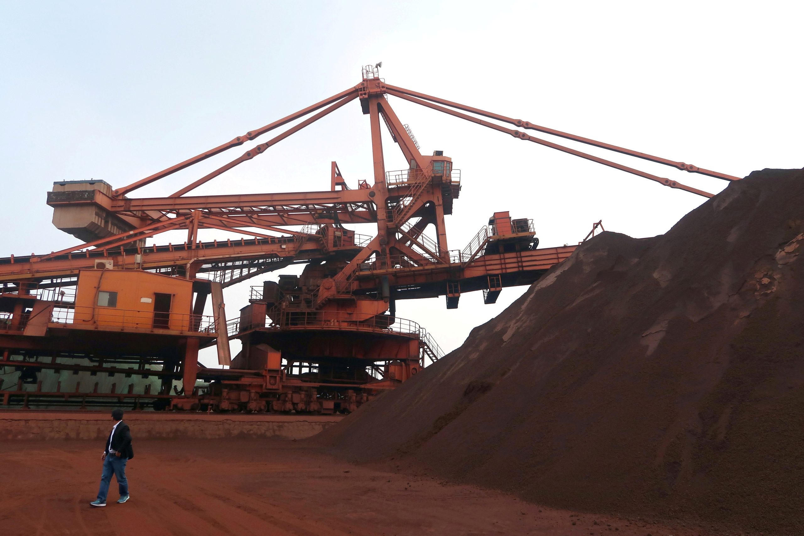 Minério de ferro se recupera com mercado em busca de barganha