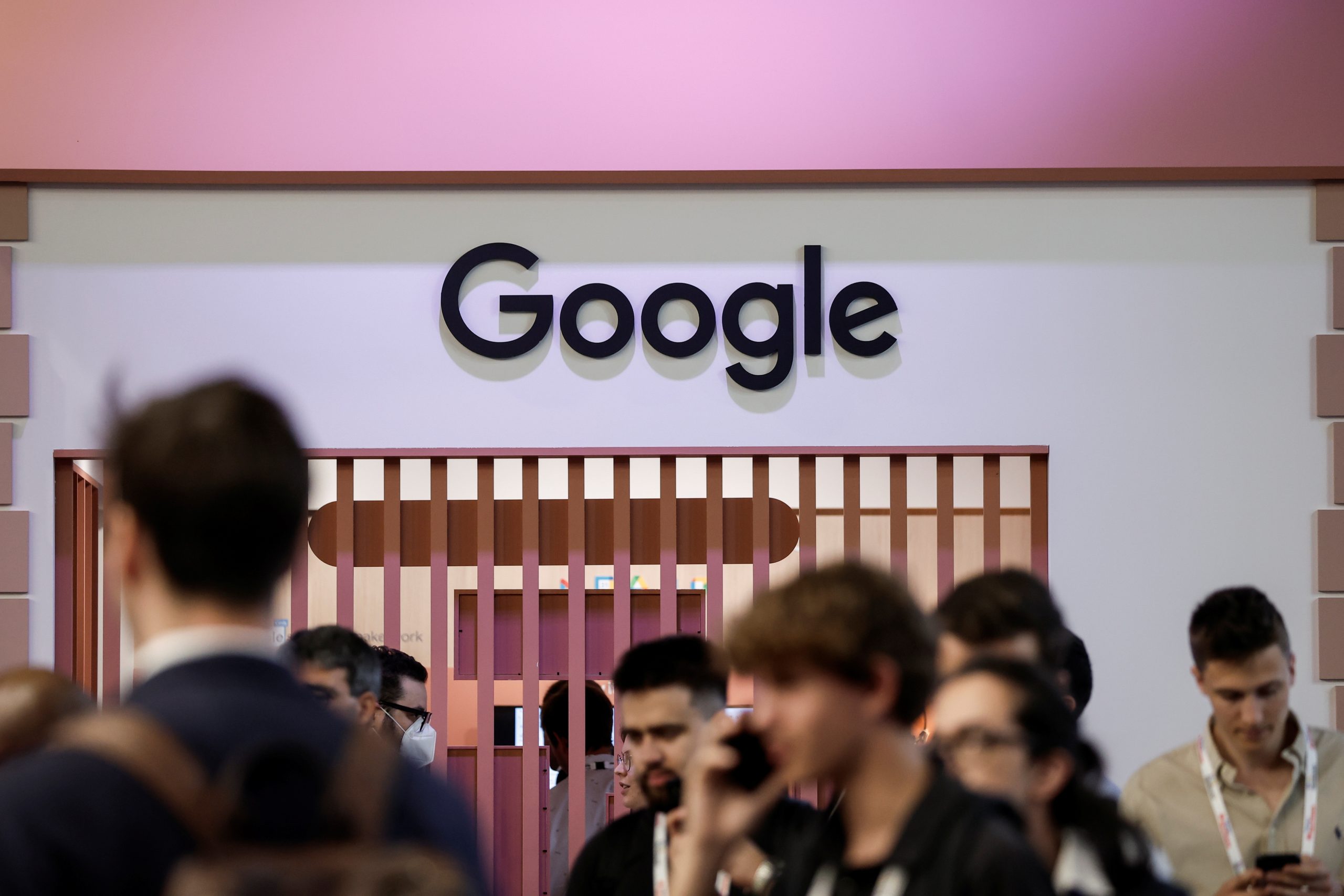 Dona do Google anuncia 12 mil demissões com foco maior em IA