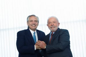 Presidente da Argentina, Alberto Fernández, cumprimenta o presidente do Brasil, Luiz Inácio Lula da Silva