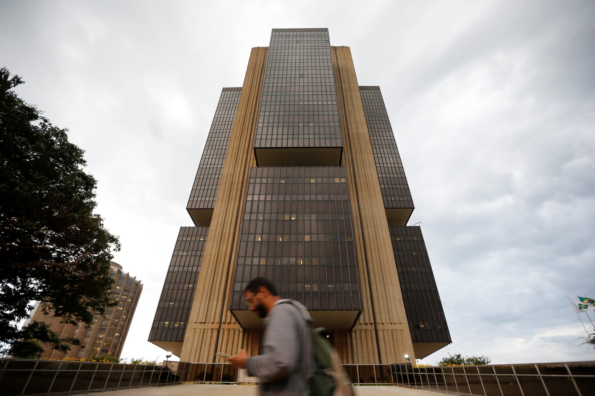 Homem caminha em frente ao prédio do Banco Central em Brasília