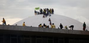 Apoiadores do ex-presidente Jair Bolsonaro em cima do prédio do Congresso Nacional em Brasília após invadirem a sede do Legislativo