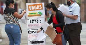 Entre janeiro e dezembro foram admitidas 2,449 milhões de pessoas e demitidas 2,271 mi