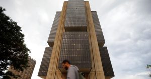 Homem passando em frente ao Banco Central