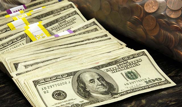 Dólar volta a recuar ante o real com movimento de ajustes no Brasil e no exterior