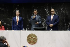 Governador e vice-governador de Minas Gerais durante cerimônia de posse do cargo na Assembleia Legislativa de Minas Gerais