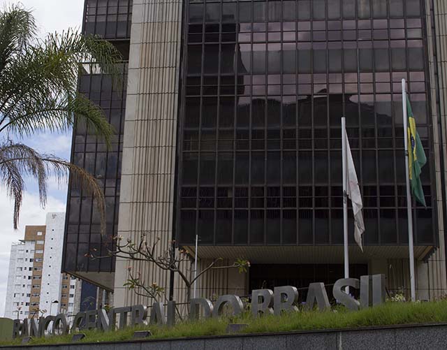 Após o ministro da Relações Institucionais, Alexandre Padilha, negar que o governo tenha predisposição de mexer na independência do Banco Central, o dólar e juros fecharem mais perto da estabilidade | Crédito: Beto Nociti