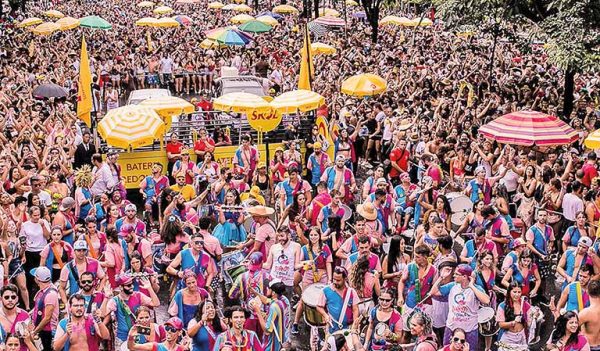 Pessoas festejam em Carnaval de BH