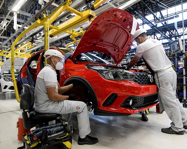 Stellantis anuncia contratação de 400 engenheiros para desenvolvimento de carros híbridos