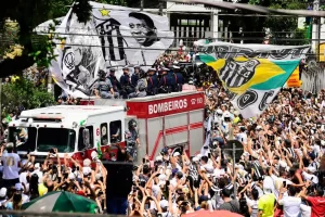 Cortejo fúnebre de Pelé pelas ruas de Santos