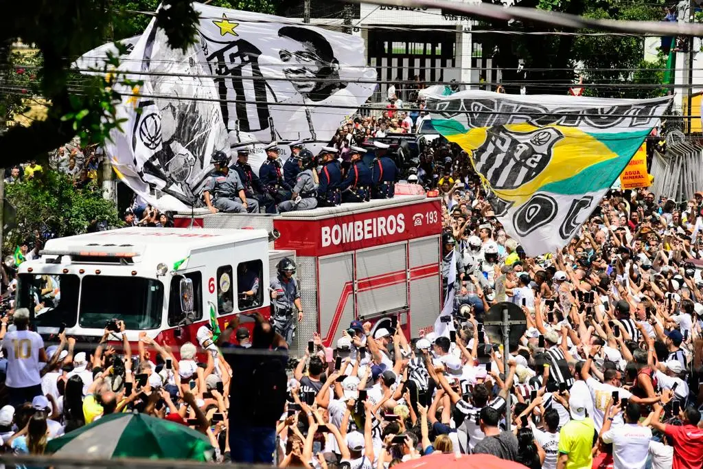 Cortejo fúnebre de Pelé é seguido por multidão em Santos