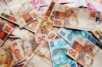 Notas de real espalhadas em mesa
