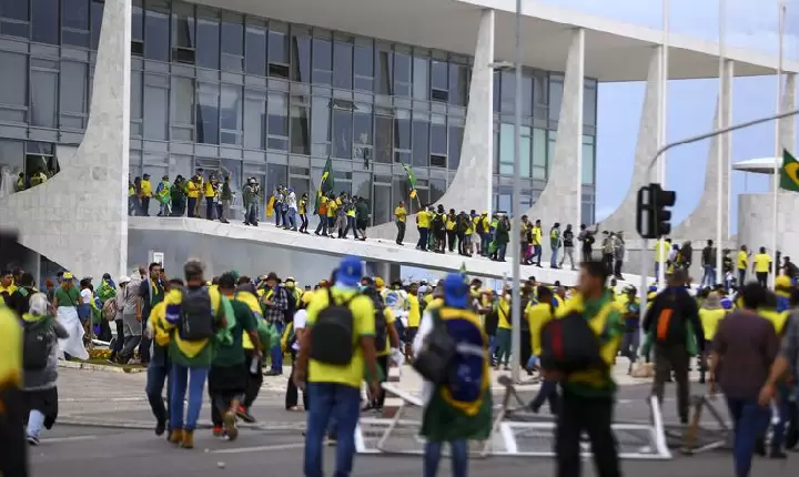 Brasileiro tende à democracia, mas parte relativiza regime em alguns cenários, mostra pesquisa