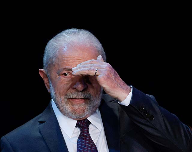 Lula adota estratégia mista para encarar crise