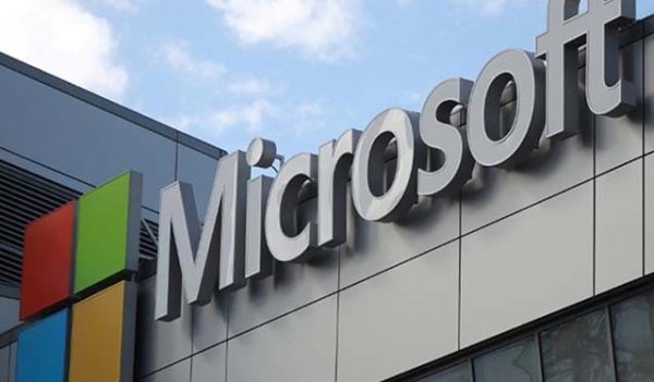 logo da microsoft no alto da empresa