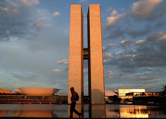 Congresso burla decisão do Supremo e faz repasses